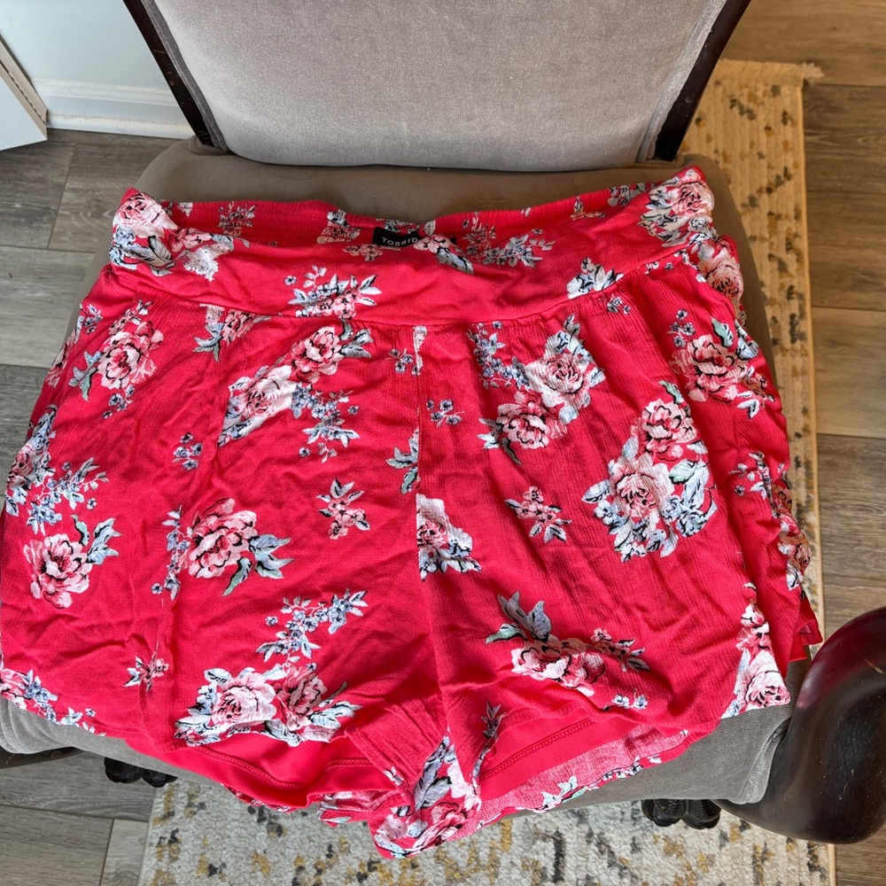 Torrid size 2 Floral stretch waist lined gauze Shorts